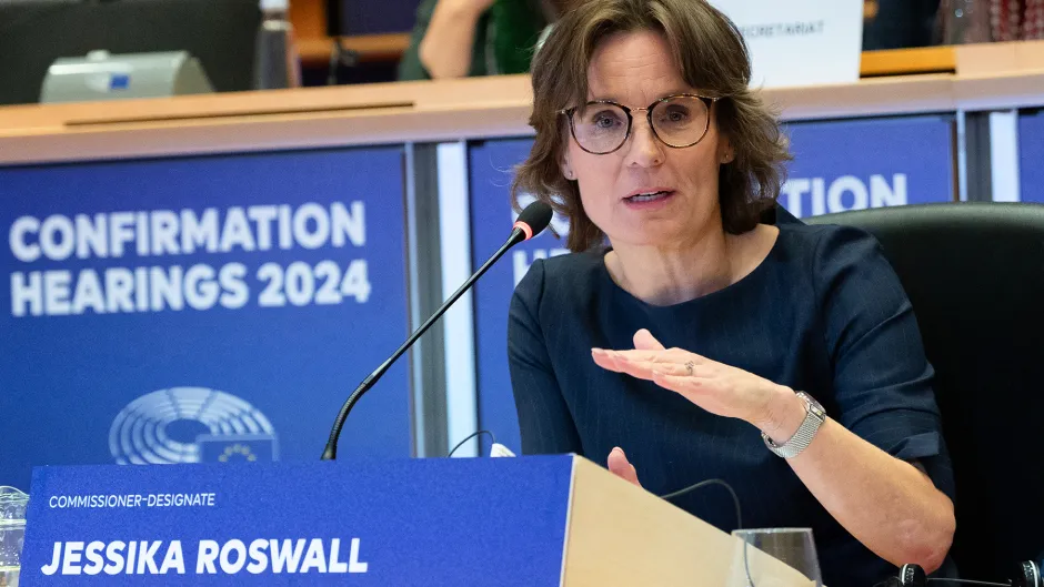 Roswall während der Anhörung